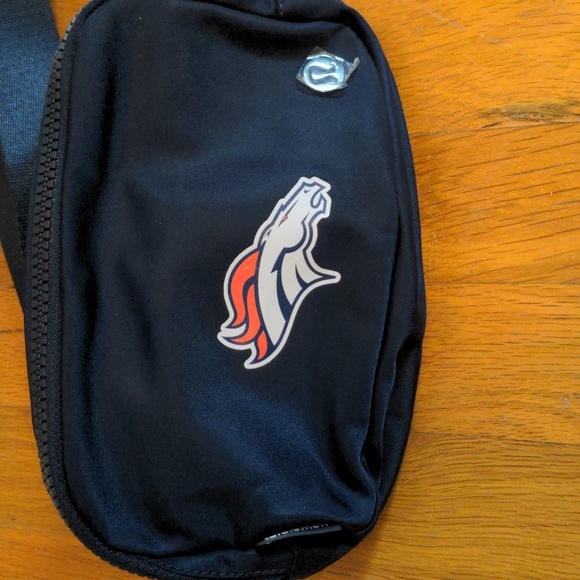 Lululemon NFL Denver Broncos Everywhere Belt Bag - Picture 3 of 9